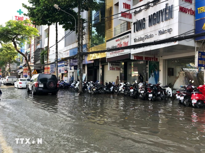 Tuyến đường Trần Hưng Đạo, quận Ninh Kiều vẫn còn ngập sâu trong biển nước. (Ảnh: Thanh Sang/TTXVN) 