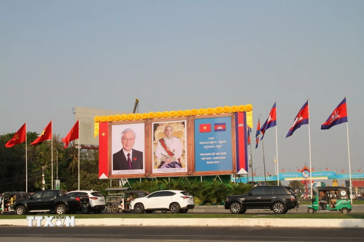 Ảnh Tổng Bí thư, Chủ tịch nước Nguyễn Phú Trọng và Quốc vương Campuchia Norodom Sihamoni được long trọng đặt tại trung tâm Thủ đô Phnom Penh. (Ảnh: Minh Hưng/TTXVN) 
