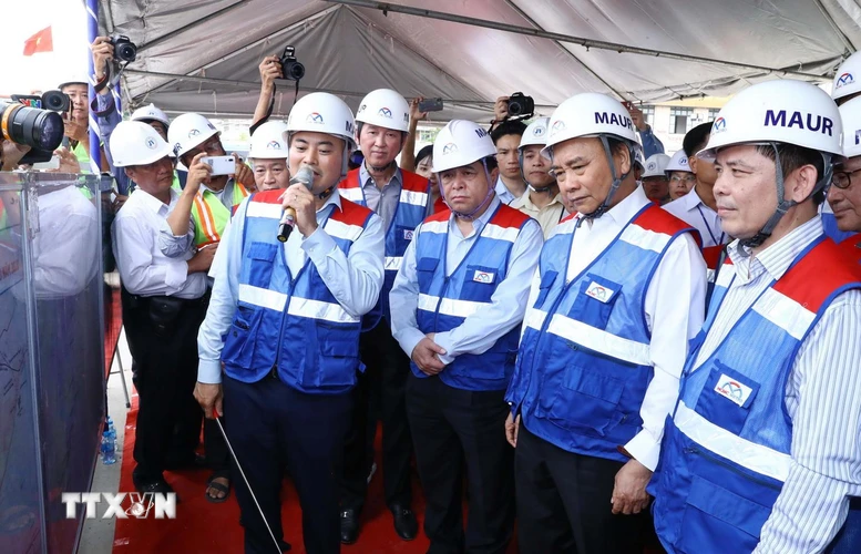 Thủ tướng Nguyễn Xuân Phúc thăm công trường thi công ga Bến Thành. (Ảnh: Thống Nhất/TTXVN)