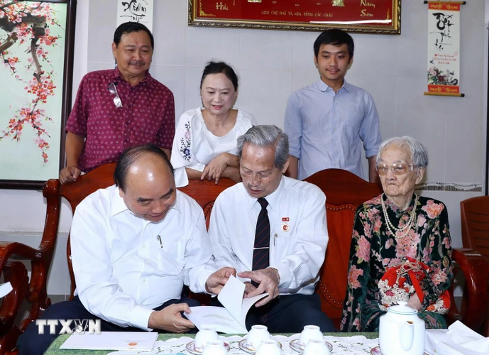 Thủ tướng Nguyễn Xuân Phúc đến thăm và tặng quà cho Nhà báo Nguyễn Trọng Xuất. (Ảnh: Thống Nhất/TTXVN)