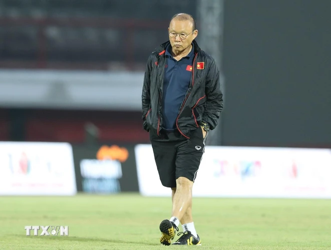 Huấn luyện viên Park Hang Seo sẽ phải có những tính toán hợp lý khi các học trò làm khách trên sân Indonesia. (Ảnh: Hoàng Linh/TTXVN)