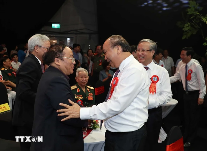  Thủ tướng Nguyễn Xuân Phúc và các lãnh đạo Đảng, Nhà nước tham dự Chương trình. (Ảnh: Thống Nhất/TTXVN)