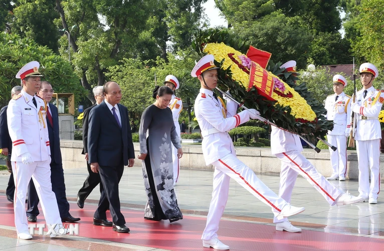 Đoàn đại biểu Lãnh đạo Đảng, Nhà nước đặt vòng hoa tưởng niệm các Anh hùng liệt sỹ. (Ảnh: Dương Giang/TTXVN)