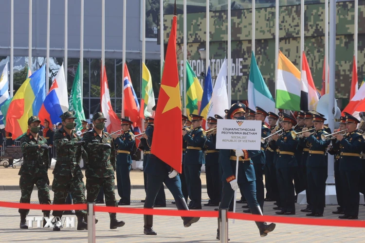 Đội tăng Biathlon Việt Nam diễu hành qua khán đài trong lễ khai mạc Hội thao. (Ảnh: TTXVN)