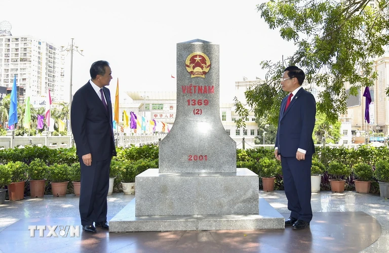 Phó Thủ tướng, Bộ trưởng Ngoại giao Phạm Bình Minh và Bộ trưởng Ngoại giao Trung Quốc Vương Nghị tham quan cột mốc 1369 tại Việt Nam. (Ảnh: TTXVN) 