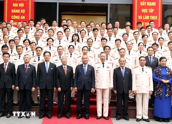 Thủ tướng Chính phủ Nguyễn Xuân Phúc và các lãnh đạo, nguyên lãnh đạo Đảng, Nhà nước với các đại biểu dự Đại hội. (Ảnh: Thống Nhất/TTXVN)