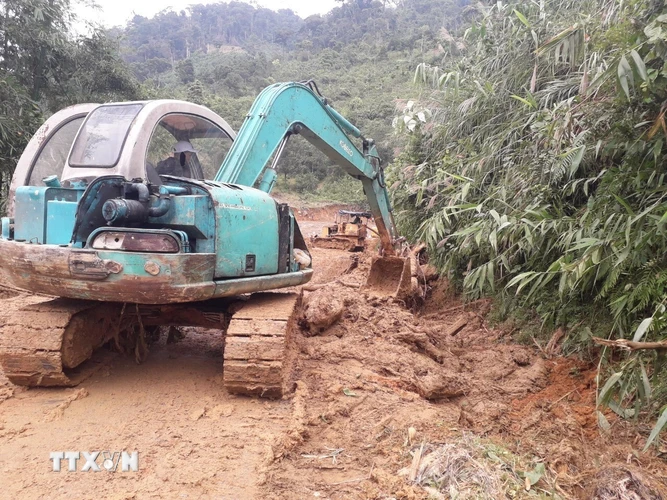 Đến trưa 30/10, đường giao thông vào xã Trà Leng (huyện Nam Trà My, tỉnh Quảng Nam) cơ bản được thông suốt. Các phương tiện hỗ trợ công tác tìm kiếm nạn nhân được đưa tới hiện trường. (Ảnh: Đoàn Hữu Trung/TTXVN)
