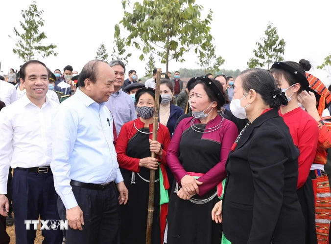Thủ tướng Nguyễn Xuân Phúc với đồng bào các dân tộc tỉnh Tuyên Quang tại buổi lễ. (Ảnh: Thống Nhất/TTXVN)