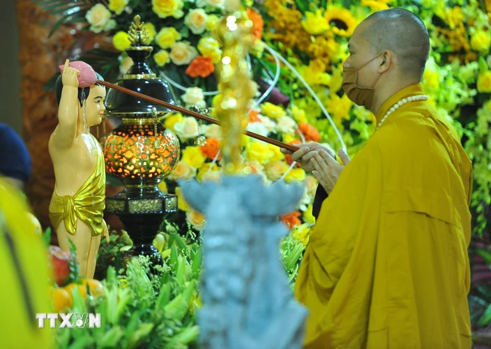 Các hòa thượng và chư tôn đức thực hiện nghi lễ tắm Phật đản sinh. (Ảnh: Minh Đức/TTXVN)