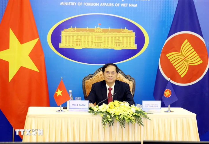 Bộ trưởng Bộ Ngoại giao Bùi Thanh Sơn tham dự Hội nghị Bộ trưởng Ngoại giao ASEAN lần thứ 54 (AMM 54) theo hình thức trực tuyến. (Ảnh: Phạm Kiên/TTXVN)