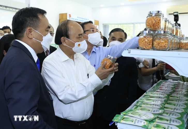 Chủ tịch nước Nguyễn Xuân Phúc thăm Phòng trưng bày sản phẩm nông nghiệp công nghệ cao. (Ảnh: Thống Nhất/TTXVN)