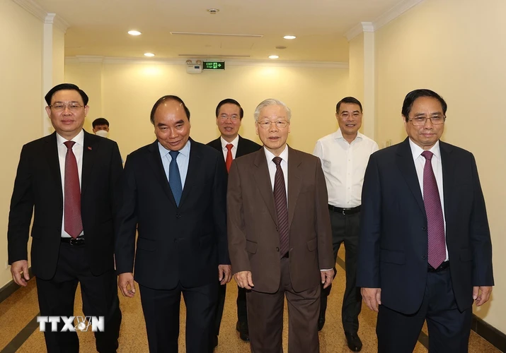 Tổng Bí thư Nguyễn Phú Trọng, cùng các đồng chí lãnh đạo Đảng và Nhà nước đến dự hội nghị. (Ảnh: Trí Dũng/TTXVN)