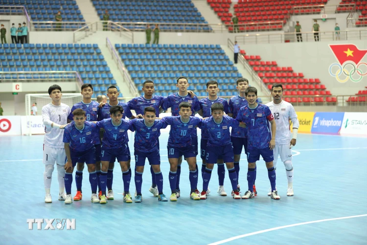 Đội hình ra quân của Futsal Thái Lan. (Ảnh: Thanh Tùng/TTXVN)