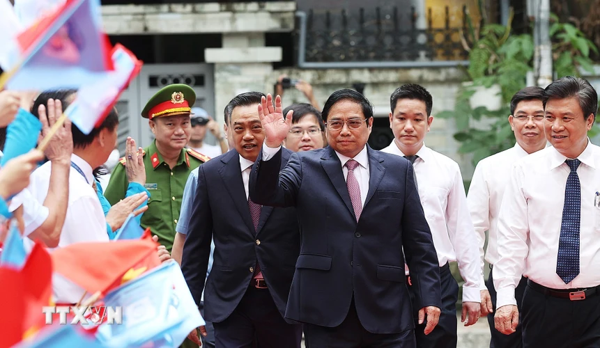 Thủ tướng Phạm Minh Chính đến dự Lễ khai giảng tại Trường Tiểu học Đoàn Thị Điểm. (Ảnh: Dương Giang/TTXVN)