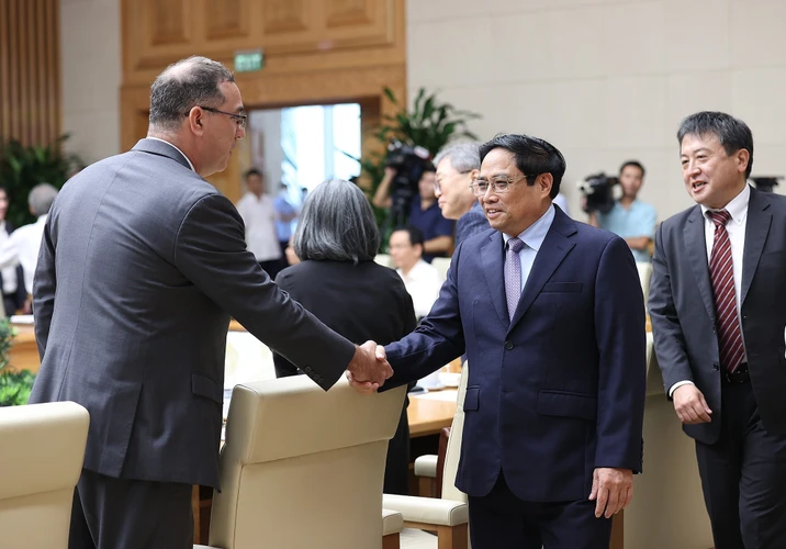 Thủ tướng Phạm Minh Chính với các đại biểu đại diện các tổ chức quốc tế tham dự hội nghị. (Ảnh: Dương Giang/TTXVN)