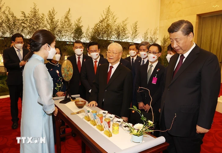Tổng Bí thư Nguyễn Phú Trọng và Tổng Bí thư, Chủ tịch Trung Quốc Tập Cận Bình nghe giới thiệu trà đạo. (Ảnh: Trí Dũng/TTXVN)