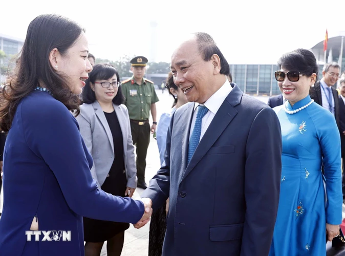 Lễ tiễn Chủ tịch nước Nguyễn Xuân Phúc và Phu nhân tại sân bay Quốc tế Nội Bài. (Ảnh: Thống Nhất/TTXVN)