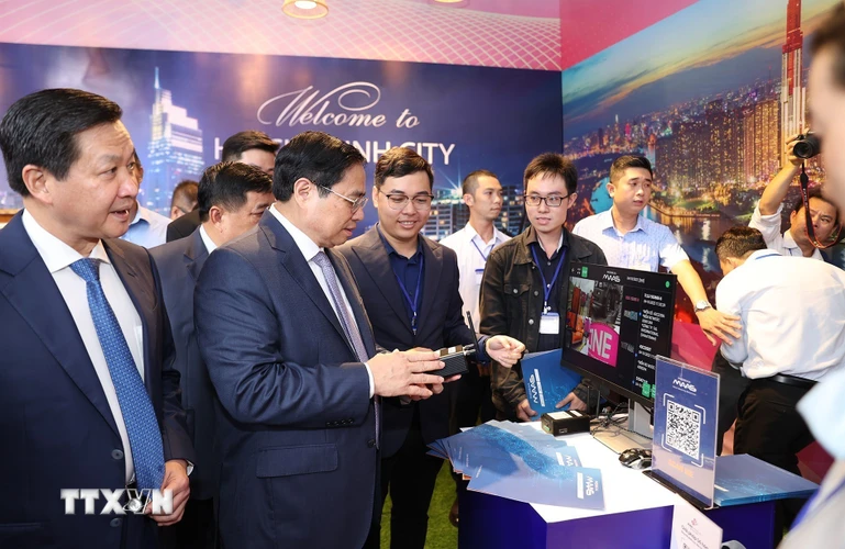 Thủ tướng Phạm Minh Chính thăm gian trưng bày sản phẩm công nghệ, nông nghiệp, thủ công, dịch vụ của các tỉnh vùng Đông Nam bộ. (Ảnh: Dương Giang/TTXVN)