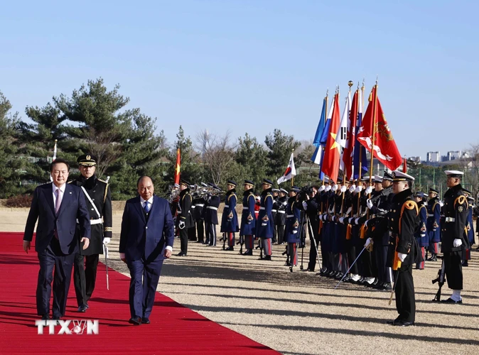 Chủ tịch nước Nguyễn Xuân Phúc và Tổng thống Hàn Quốc Yoon Suk-yeol duyệt đội danh dự. (Ảnh: Thống Nhất/TTXVN)
