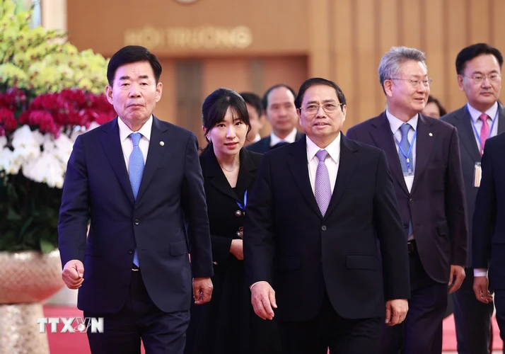 Thủ tướng Phạm Minh Chính đón Chủ tịch Quốc hội Hàn Quốc Kim Jin-pyo. (Ảnh: Dương Giang/TTXVN)
