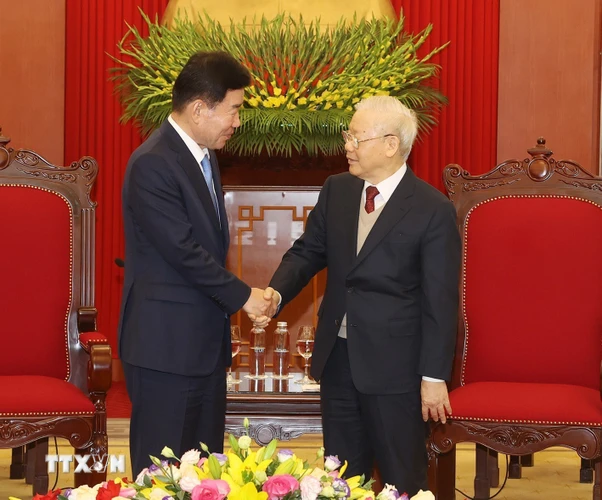 Tổng Bí thư Nguyễn Phú Trọng đón Chủ tịch Quốc hội Hàn Quốc Kim Jin-pyo. (Ảnh : Trí Dũng/TTXVN) 