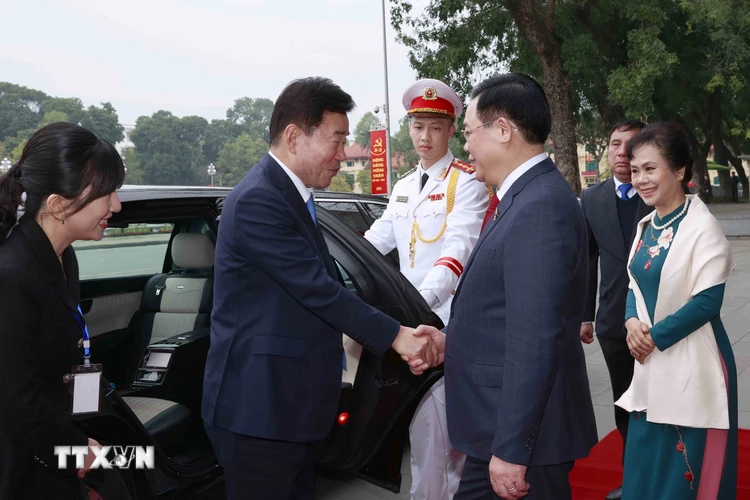 Chủ tịch Quốc hội Vương Đình Huệ và Phu nhân đón Chủ tịch Quốc hội Hàn Quốc Kim Jin-pyo và Phu nhân thăm chính thức Việt Nam. (Ảnh: Doãn Tấn/TTXVN)