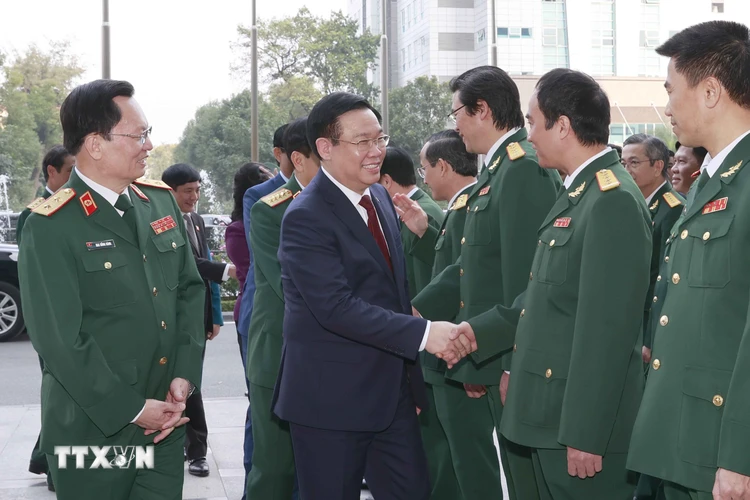 Chủ tịch Quốc hội Vương Đình Huệ với lãnh đạo Bệnh viện Trung ương Quân đội 108. (Ảnh: Doãn Tấn/TTXVN)