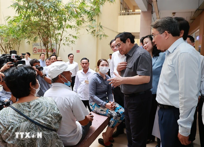 Thủ tướng Phạm Minh Chính thăm, động viên người thân và gia đình bệnh nhân Bệnh viện Đa khoa tỉnh Khánh Hòa. (Ảnh: Dương Giang/TTXVN)
