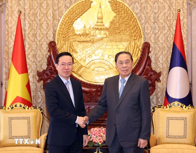 Chủ tịch nước Võ Văn Thưởng với nguyên Tổng Bí thư, Chủ tịch nước Lào Choummaly Sayasone. (Ảnh: Thống Nhất/TTXVN)