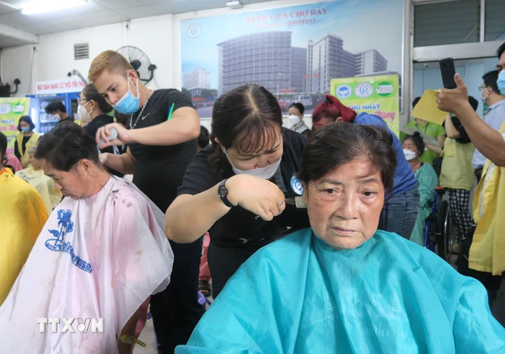 Ngày 16/4, chương trình “Chủ nhật chia sẻ yêu thương” lần thứ 20 tại Bệnh viện Chợ Rẫy, Thành phố Hồ Chí Minh đã quay trở lại với những hoạt động ý nghĩa: biểu diễn văn nghệ, cắt tóc, gội đầu miễn phí, chụp ảnh chân dung lưu niệm, bữa cơm thân mật. (Ảnh: Đinh Hằng/TTXVN)