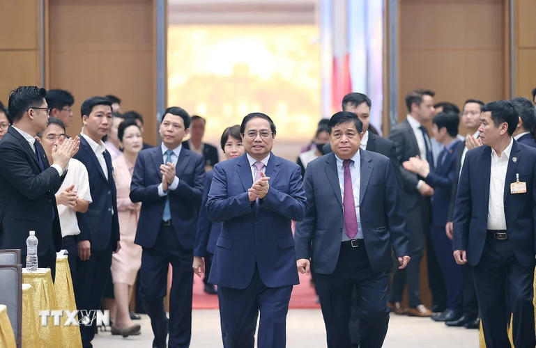 Thủ tướng Phạm Minh Chính đến dự cuộc gặp các nhà đầu tư nước ngoài. (Ảnh: Dương Giang/TTXVN)