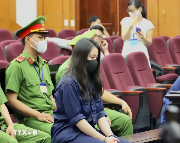 Ngày 28/4, Tòa án nhân dân cấp cao tại Thành phố Hồ Chí Minh đã mở phiên tòa xét xử phúc thẩm vụ án bé gái N.T.V.A (8 tuổi) bị "dì ghẻ" Nguyễn Võ Quỳnh Trang bạo hành đến tử vong tại căn hộ chung cư ở quận Bình Thạnh. (Ảnh: Hồng Giang/TTXVN)