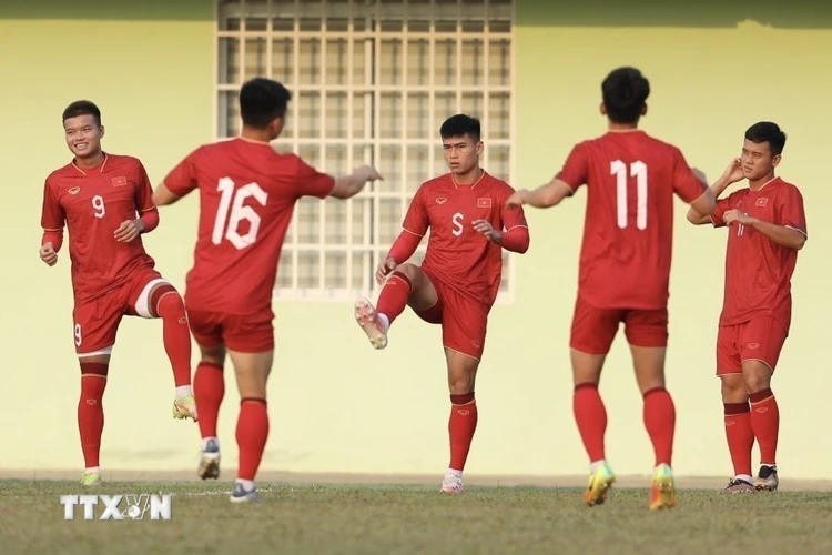 Các cầu thủ U22 Việt Nam khởi động nhẹ, làm nóng cơ thể. (Ảnh: Minh Quyết/TTXVN)