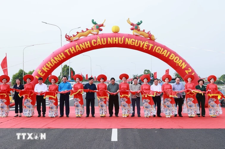 Thủ tướng Phạm Minh Chính và các đại biểu cắt băng khánh thành dự án cầu Như Nguyệt. (Ảnh: Dương Giang/TTXVN) 