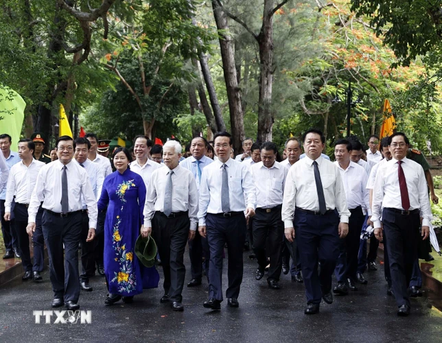 Chủ tịch nước Võ Văn Thưởng cùng các đại biểu đến dâng hương tại Nghĩa trang Hàng Dương. (Ảnh: Thống Nhất/TTXVN)
