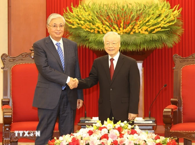 Tổng Bí thư Nguyễn Phú Trọng tiếp Tổng thống Kazakhstan Kassym-Jomart Tokayev. (Ảnh: Trí Dũng/TTXVN)