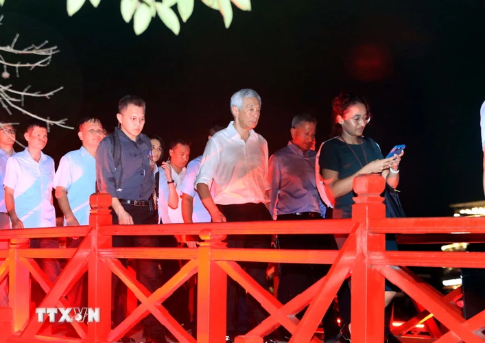 Thủ tướng Cộng hòa Singapore Lý Hiển Long đi dạo trên cầu Thê Húc. (Ảnh: An Đăng/TTXVN)