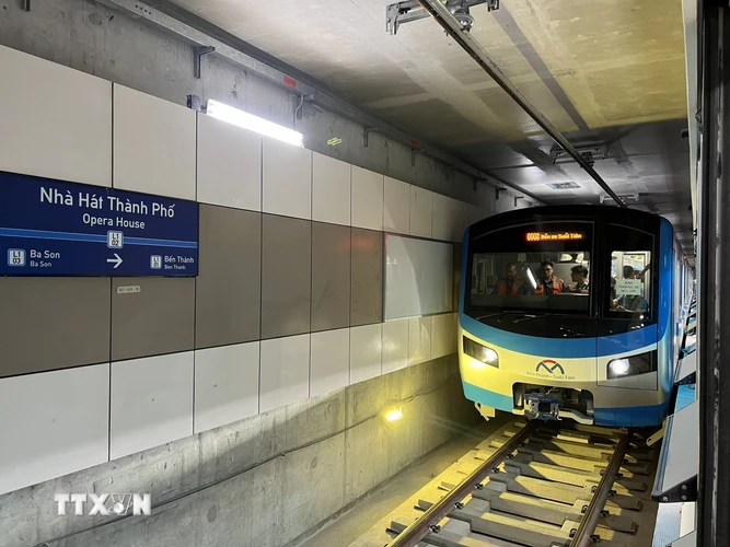 Đoàn tàu đầu tiên của tuyến Metro số 1 (Bến Thành-Suối Tiên) chạy thử nghiệm trên toàn tuyến đoạn Nhà ga ngầm Bến Thành, Thành phố Hồ Chí Minh. (Ảnh: TTXVN phát)