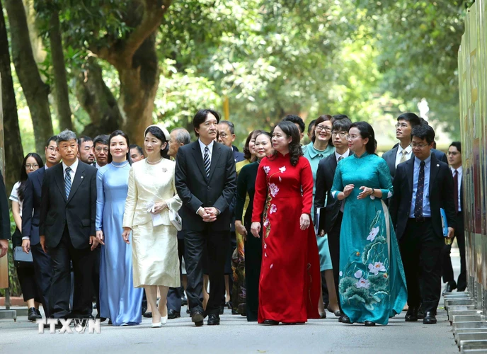 Phó Chủ tịch nước Võ Thị Ánh Xuân, Hoàng Thái tử Nhật Bản Akishino và Công nương Kiko thăm Khu di tích Chủ tịch Hồ Chí Minh tại Phủ Chủ tịch. (Ảnh: An Đăng/TTXVN)