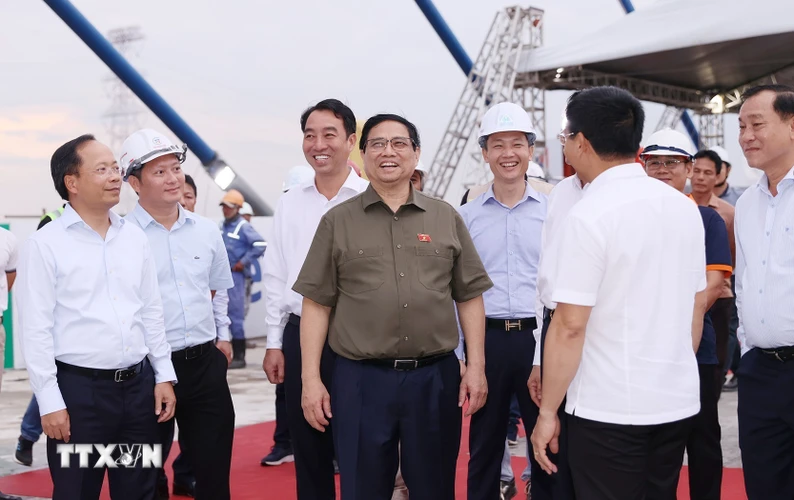 Thủ tướng Phạm Minh Chính kiểm tra tiến độ thi công Cầu Mỹ Thuận 2. (Ảnh: Dương Giang/TTXVN)
