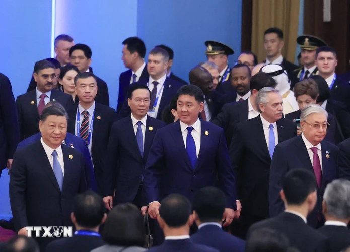 Chủ tịch nước Võ Văn Thưởng, Chủ tịch Trung Quốc Tập Cận Bình và lãnh đạo các nước đến dự Lễ Khai mạc Diễn đàn Cấp cao Hợp tác Quốc tế "Vành đai và Con đường" lần thứ ba . (Ảnh: Thống Nhất/TTXVN)