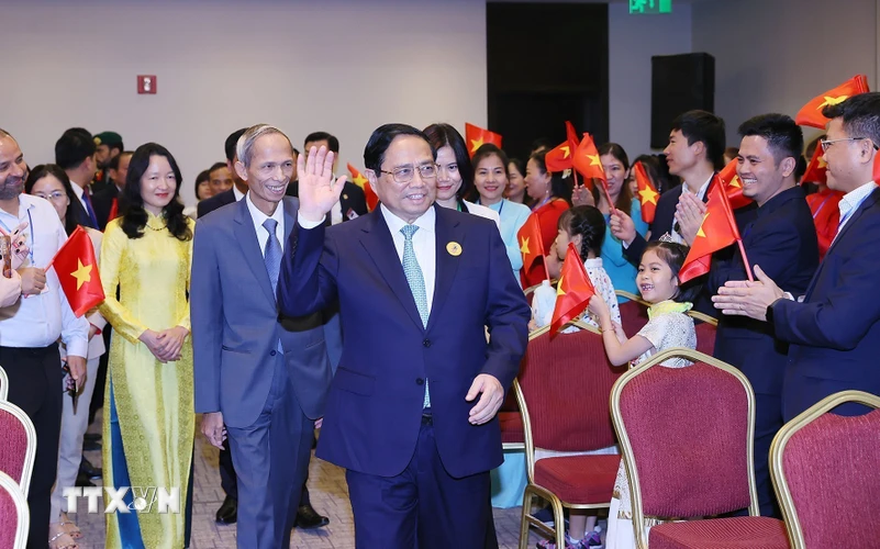 Thủ tướng Phạm Minh Chính gặp cán bộ, nhân viên Đại sứ quán và cộng đồng người Việt Nam tại Saudi Arabia. (Ảnh: Dương Giang/TTXVN)