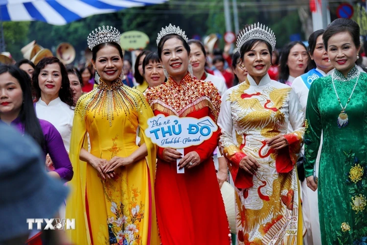 Hơn 600 phụ nữ tham gia diễu hành trên khu vực phố đi bộ hồ Hoàn Kiếm. (Ảnh: Tuấn Đức/TTXVN)