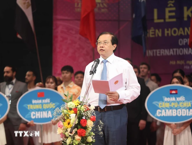 Thứ trưởng Bộ Văn hóa, Thể thao và Du lịch Tạ Quang Đông phát biểu khai mạc liên hoan. (Ảnh: Thanh Tùng/TTXVN)