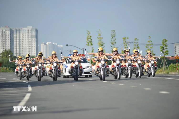 Các nữ chiến sỹ Cảnh sát giao thông triển khai đội hình. (Ảnh: Thành Chung/TTXVN)