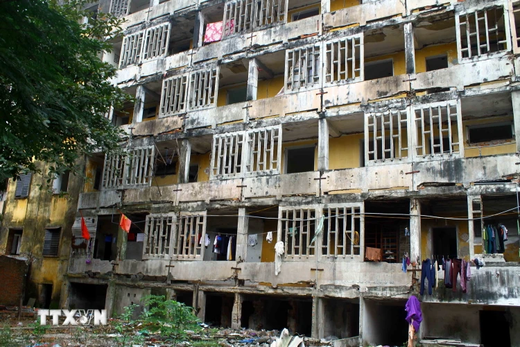 Dãy nhà B3 của chung cư Quang Trung, thành phố Vinh, tỉnh Nghệ An được kết luận là nguy hiểm cấp D. (Ảnh: Tá Chuyên/TTXVN)