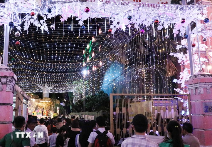 Giáo dân tập trung đông đảo đến lễ nhà thờ trong đêm Noel 2020. (Ảnh: Xuân Khu/TTXVN)