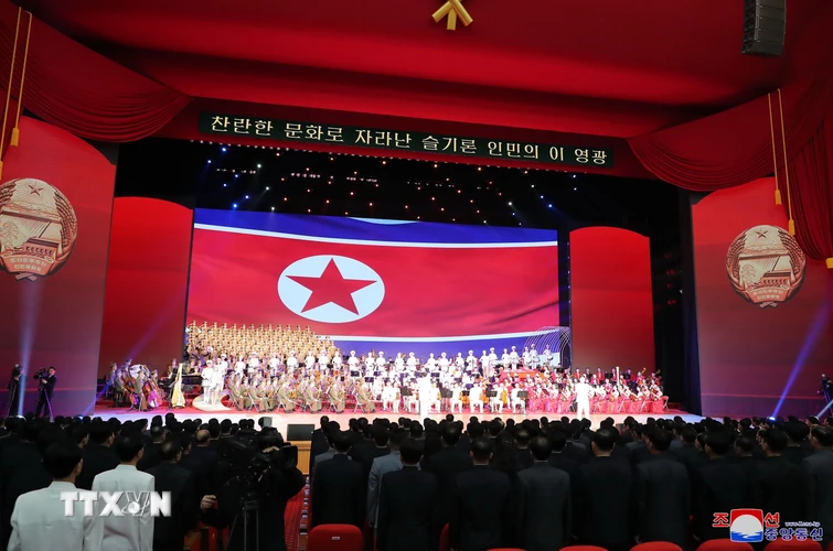 Biểu diễn văn nghệ kỷ niệm 109 năm ngày sinh cố Chủ tịch Kim Nhật Thành tại Bình Nhưỡng, Triều Tiên, ngày 15/4. (Ảnh: Yonhap/TTXVN)