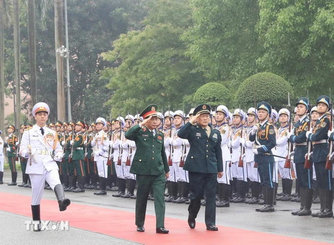 Bộ trưởng Bộ Quốc phòng Việt Nam Phan Văn Giang, Bộ trưởng Bộ Quốc phòng Trung Quốc Ngụy Phượng Hòa duyệt đội danh dự Quân đội Nhân dân Việt Nam. (Ảnh: Trọng Đức - TTXVN)