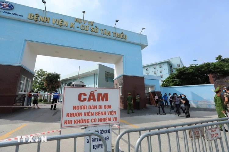 Hàng rào được dựng trước cửa Bệnh viện K Cơ sở 3 tại số 30, đường Cầu Bươu, xã Tân Triều, huyện Thanh Trì, Hà Nội. (Ảnh: Minh Đức/TTXVN)